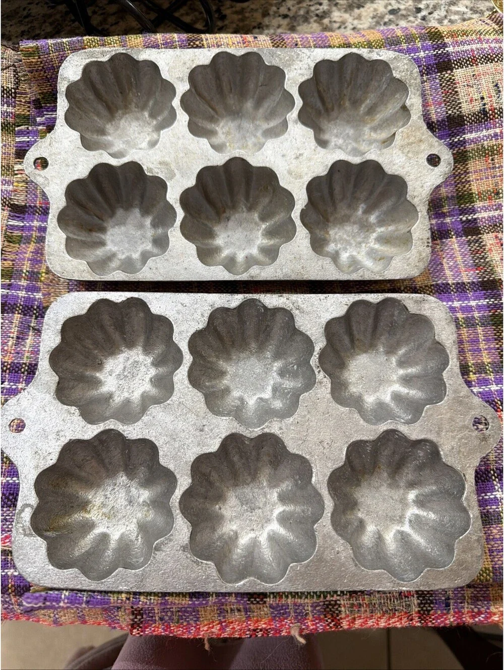 Vintage Heavy Cast Aluminum 6-Cup Turk's Head Gem Muffin Pan - Matching Pair (2)